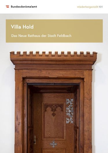 Eingangstür aus Holz in der Villa Hold