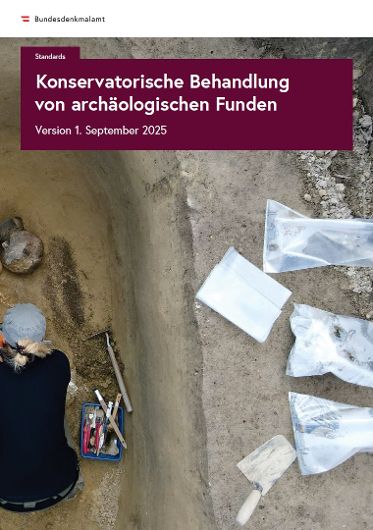 Cover der Publikation "Standards Konservatorische Behandlung von archäologischen Funden<br/>Version 1. September 2025"